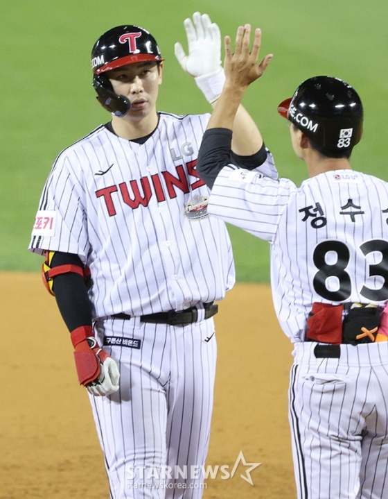 LG 홍창기(왼쪽). /사진=김진경 대기자
