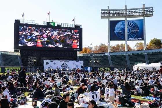 그라운드 한 가운데 자리를 잡고 행사를 기다리고 있는 팬들. /사진=두산 베어스 제공