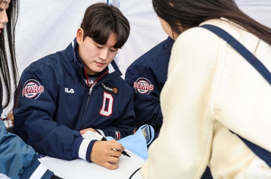김택연이 팬들에게 사인을 해주고 있다. /사진=두산 베어스 제공