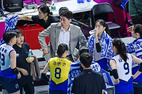 강성형(가운데) 현대건설 감독이 작전 지시하고 있다. /사진=한국배구연맹(KOVO) 제공