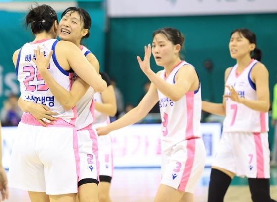 삼성생명 선수들이 22일 하나은행전 승리 후 기뻐하고 있다. /사진=WKBL 제공 
