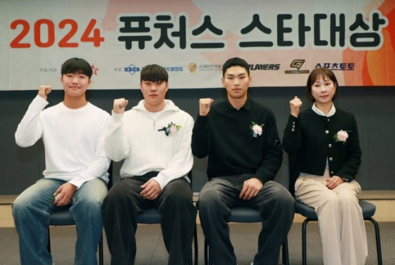 25일 오후 서울 프레스센터에서 진행된 2024 퓨처스 스타대상 시상식(주최 스타뉴스)에서 야구부문 수상자 정우주, 박준순, 김규희(정현우母)이 포즈를 취하고 있다.  '퓨처스 스타대상'은 한국 스포츠 발전과 아마추어 체육 활성화에 기여하고자 제정됐다. /사진=이동훈 기자