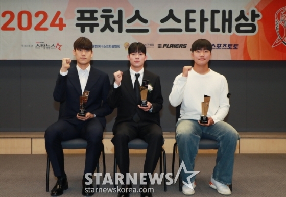정우주(오른쪽)가 농구, 축구 스타대상 수상자 박정웅(가운데), 양민혁과 함께 기념 촬영을 하고 있다. /사진=이동훈 기자