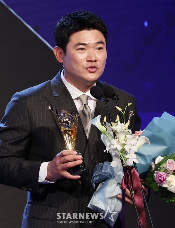 2024 신한은행 SOL뱅크 KBO 시상식이 26일 서울 송파구 롯데호텔 월드 크리스탈 볼룸에서 열렸다.  노경은이 홀드상 수상 후 소감을 밝히고 있다./사진=김진경 대기자
