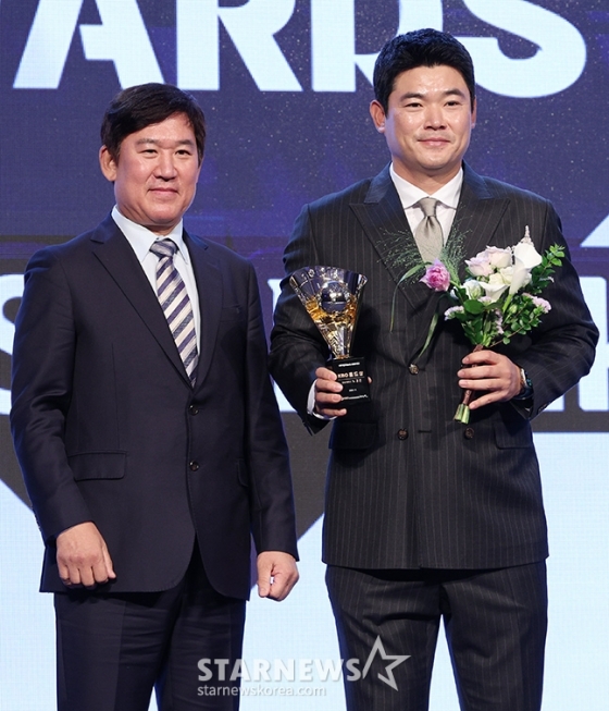 2024 신한은행 SOL뱅크 KBO 시상식이 26일 서울 송파구 롯데호텔 월드 크리스탈 볼룸에서 열렸다.  노경은(오른쪽)이 홀드상 수상 후 조계현 전력강화위원장과 포즈를 취하고 있다.