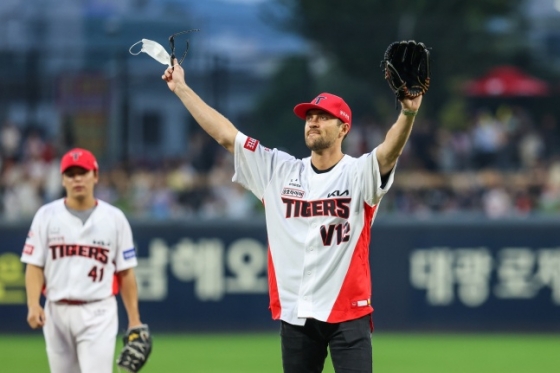 KIA의 제임스 네일(오른쪽)이 지난 9월 6일 광주 키움전에서 시구자로 나서서 팬들에게 인사하고 있다. /사진=KIA 타이거즈 제공