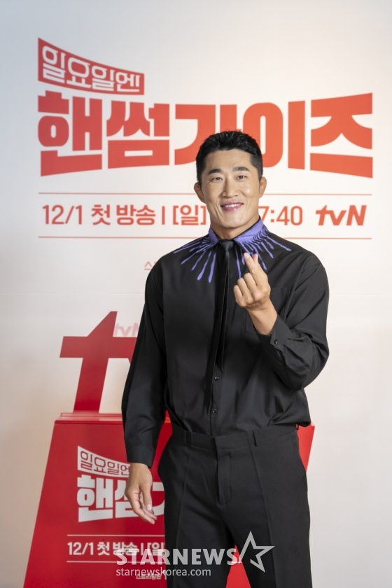 방송인 김동현이 28일 오전 온라인으로 진행된 tvN 예능 '일요일엔 핸썸가이즈' 제작발표회에 참석해 포즈를 취하고 있다.  '일요일엔 핸썸가이즈'는 대한민국 사람이라면 꼭 알아야 할 문화, 자연, 장소, 매력적인 인물들을 직접 찾아 나서는 일요 버라이어티 예능. 12월 1일 첫 방송. / 사진제공=CJ ENM /사진=김창현 chmt@