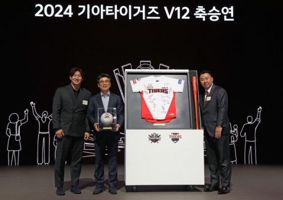 KIA 나성범(맨 왼쪽)과 이범호 감독(맨 오른쪽)이 27일 광주 남구 소재 광주실감콘텐츠큐브에서 열린 축승연에서 송호성 구단주와 함께 기념사진을 찍고 있다. /사진=KIA 타이거즈 제공