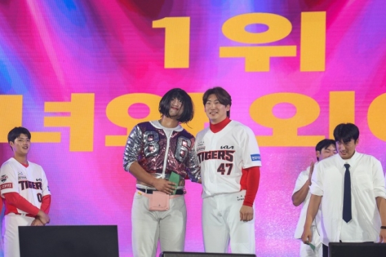 KIA 변우혁(가운데서 왼쪽) 30일 광주광역시 서구에 위치한 김대중컨벤션센터에서 열린 'V12 타이거즈 페스타'에서 백지영으로 분장해 부른 '내 귀에 캔디'를 부르고 1위를 차지한 뒤 기념 사진을 찍고 있다. /사진=KIA 타이거즈 제공