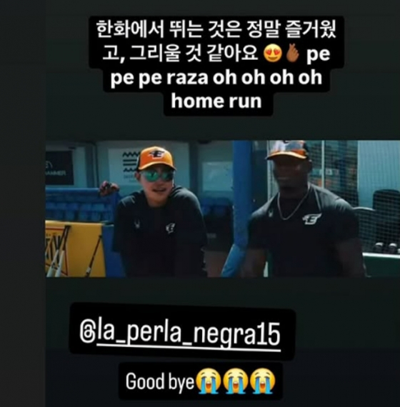 요나단 페라자(오른쪽)가 지난달 22일 자신의 SNS에 한화팬들에게 굿바이 인사를 하고 있다. /사진=요나단 페라자 개인 SNS 갈무리