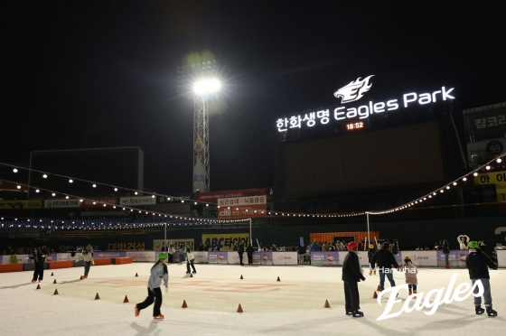 대전 한화생명 이글스파크 외야에 설치된 아이스링크 모습. /사진=한화 이글스 제공