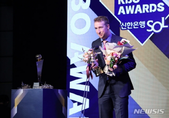 2023 KBO 시상식에서 MVP를 수상한 에릭 페디. /사진=뉴시스