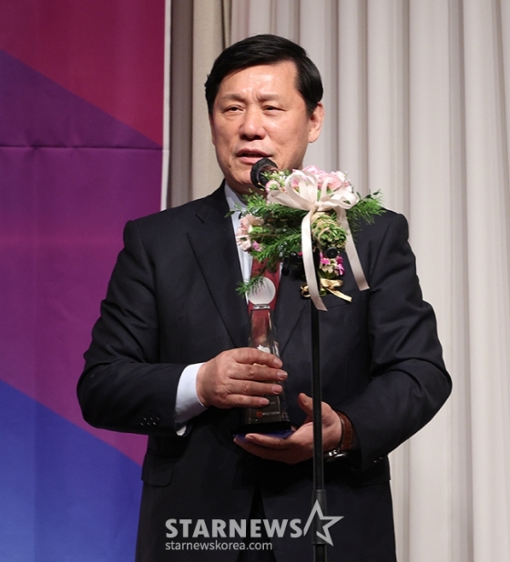 2024 뉴트리디데이 일구상 시상식이 10일 서울강남구 리베라 호텔에서 열렸다.  허구연 KBO 총재가 일구대상 수상 후 소감을 밝히고 있다. /사진=김진경 대기자