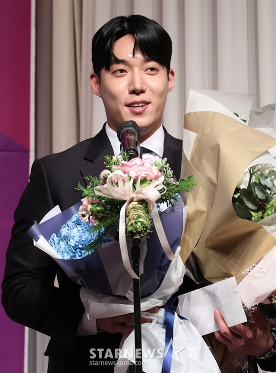 2024 뉴트리디데이 일구상 시상식이 10일 서울강남구 리베라 호텔에서 열렸다.  원태인(삼성)이 최고투수상 수상 후 소감을 밝히고 있다. /사진=김진경 대기자