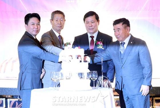 2024 뉴트리디데이 일구상 시상식이 10일 서울강남구 리베라 호텔에서 열렸다.  김형대 뉴트리디데이 대표(왼쪽부터), 김성근 감독, 허구연 총재(일구대상), 김광수 일구회 회장이 시상식 후 케이크 커팅을 하고 있다. /사진=김진경 대기자