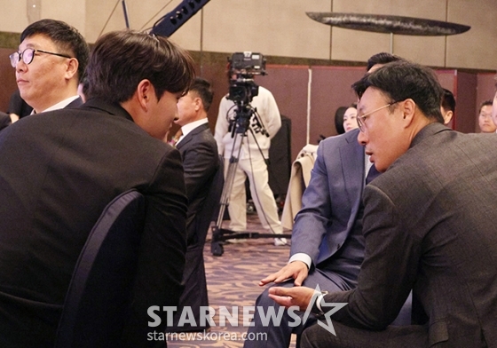 [포토] 김택연에게 조언하는 이승엽 감독