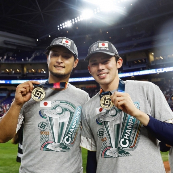 2023 WBC 우승 후 기념촬영을 하는 사사키 로키(오른쪽)와 다르빗슈 유. /사진=사사키 로키 SNS 갈무리