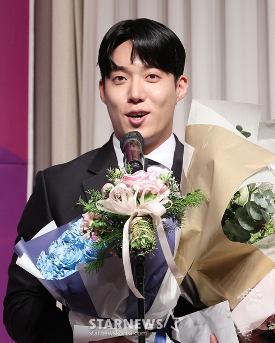 2024 뉴트리디데이 일구상 시상식이 10일 서울강남구 리베라 호텔에서 열렸다. 원태인(삼성)이 '최고 투수상' 수상 후 소감을 밝히고 있다. /사진=김진경 대기자