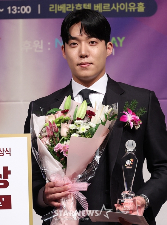 2024 뉴트리디데이 일구상 시상식이 10일 서울강남구 리베라 호텔에서 열렸다. 원태인(삼성)이 최고투수상 수상 후 포즈를 취하고 있다. /사진=김진경 대기자