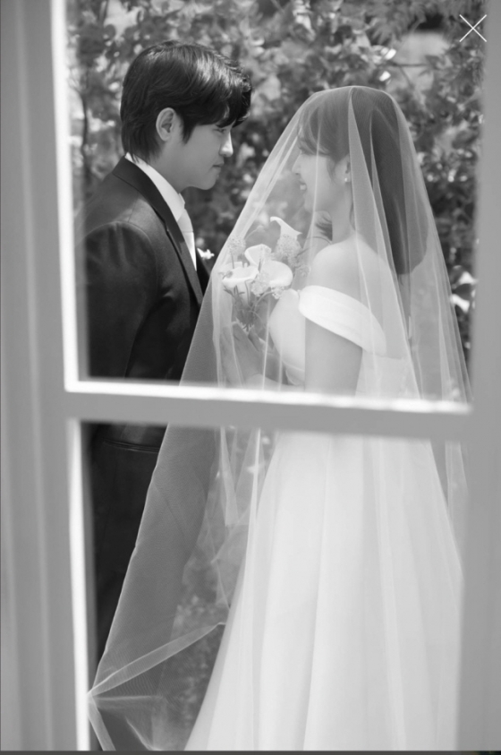 이우일 프로(왼쪽)의 웨딩사진. /사진=삼성 라이온즈 제공