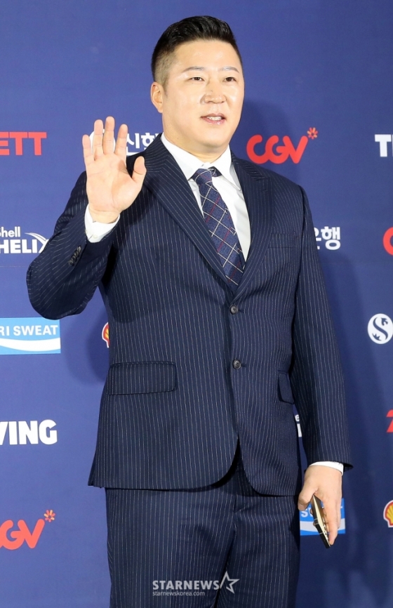 KIA 최형우가 13일 오후 서울 강남구 삼성동 코엑스 오디토리움에서 진행된 '2024 신한은행 SOL 뱅크 KOB 골든글러브 시상식'에 참석해 포즈를 취하고 있다. /사진=김창현 기자