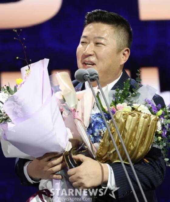 KIA 최형우가 13일 2024 신한 SOL뱅크 KBO 골든글러브 시상식에서 지명타자 수상자로서 소감을 밝히고 있다. /사진=김진경 대기자