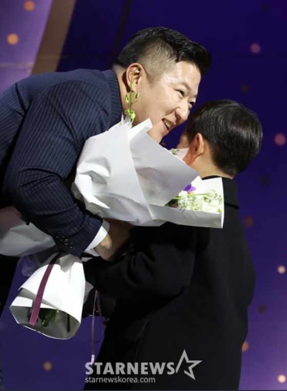 최형우(왼쪽)가 꽃다발을 전달하는 아들의 등장에 미소를 짓고 있다. /사진=김창현 기자