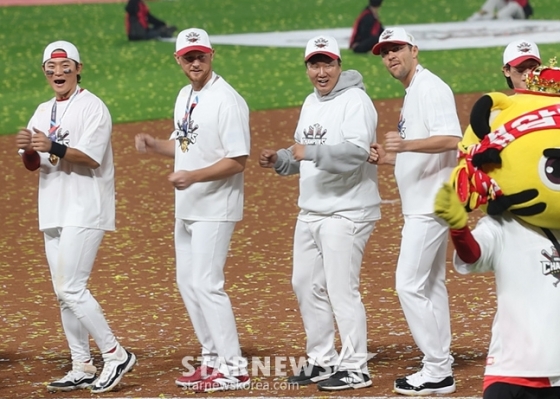 에릭 라우어(왼쪽 2번째)가 2024년 한국시리즈 우승 후 KIA 동료들과 '삐끼삐끼' 댄스를 추고 있다. /사진=김진경 대기자 