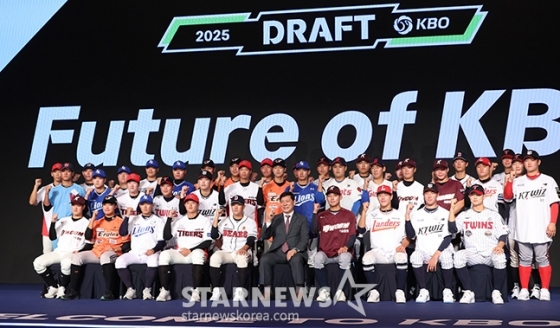 'KBO 2025 신인 드래프트'가 지난 9월 11일 오후 서울 송파구 롯데호텔 월드 크리스탈 볼룸에서 열렸다.  각 구단에 지명된 선수들이 허구연 KBO 총재와 단체 촬영을 하고 있다. /사진=김진경 대기자