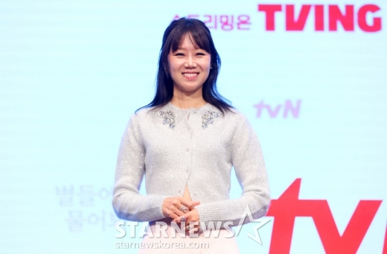 [서울=뉴시스] 김혜진 기자 = 배우 공효진이 18일 오후 서울 구로구 신도림 더 세인트에서 열린 tvN 새 토일드라마 '별들에게 물어봐' 제작발표회에서 포즈를 취하고 있다.  '별들에게 물어봐'는 무중력 우주 정거장에서 일하는 보스 이브(공효진)와 비밀스러운 미션을 가진 불청객 공룡(이민호)의 지구 밖 생활기를 그리는 작품으로 내년 1월 4일 첫 방송된다. 2024.12.17. jini@newsis.com /사진=김혜진