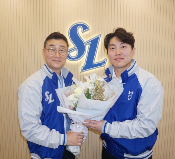 류지혁(오른쪽)이 16일 삼성과 FA 계약으로 잔류를 확정한 뒤 이종열 단장과 기념 촬영을 하고 있다. /사진=삼성 라이온즈 제공