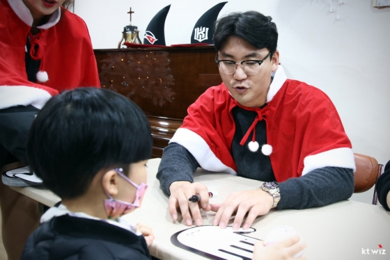 사인회를 진행 중인 주장 장성우. /사진=KT 위즈 제공
