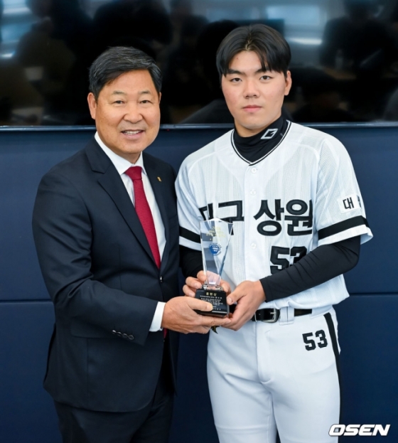삼성 신인 함수호(오른쪽)가 19일 서울시 도곡동 야구회관에서 열린 제8회 이만수 포수상 및 홈런상 시상식에서 홈런상을 수상했다. 
