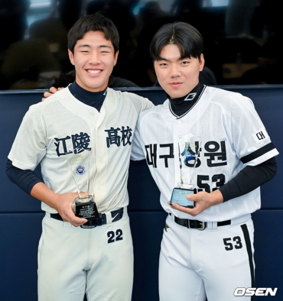 삼성 신인 함수호(오른쪽)와 SSG 신인 이율예가 19일 서울시 도곡동 야구회관에서 열린 제8회 이만수 포수상 및 홈런상 시상식에서 활짝 웃고 있다. 