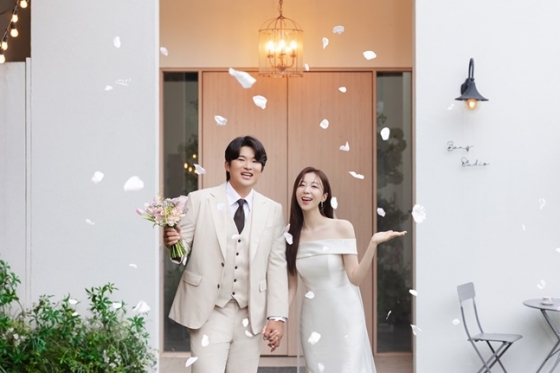 NC 윤형준 연수코치(왼쪽)와 신부 윤지영 씨. /사진=NC 다이노스 제공 