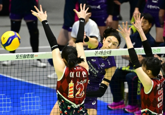 김연경(가운데)이 스파이크를 시도하고 있다. /사진=한국배구연맹(KOVO) 제공