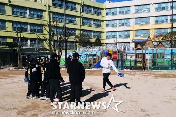 LG 오지환(오른쪽)이 22일 서울 강남구 논현동에 위치한 학동초등학교에서 재능기부 활동을 하고 있다. /사진=김우종 기자