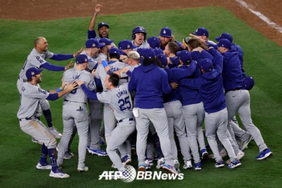 LA 다저스 선수단이 2024년 월드시리즈 우승 후 기뻐하고 있다. /AFPBBNews=뉴스1