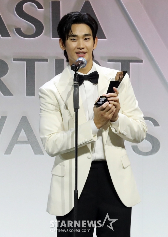 김수현 '이 상 꼭 받고 싶었습니다!'[★포토]