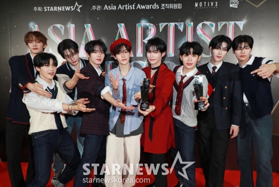 제로베이스원 '2024 AAA 2관왕 했어요!'[★포토]