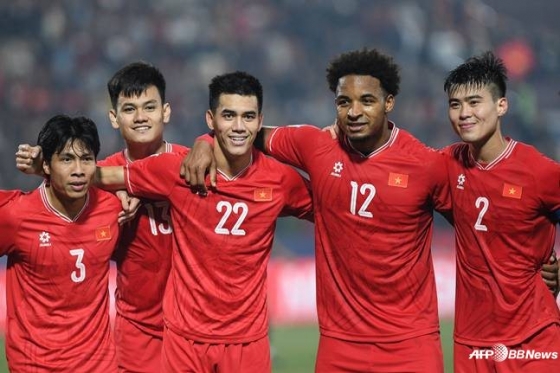베트남 선수들이 29일(한국시간) 베트남 푸토의 비엣트리 스타디움에서 열린 2024 아세안축구연맹(AFF) 미쓰비시일렉트릭컵(미쓰비시컵) 4강 2차전에서 득점 후 기념 사진을 찍고 있다. /AFPBBNews=뉴스1