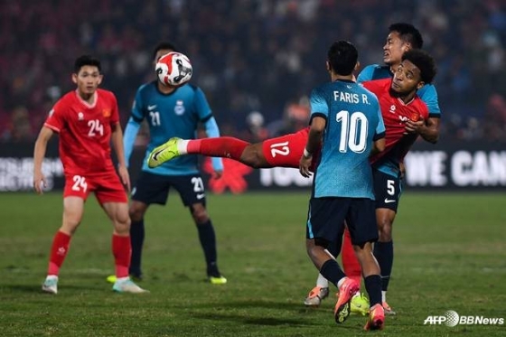 29일(한국시간) 베트남 푸토의 비엣트리 스타디움에서 열린 2024 아세안축구연맹(AFF) 미쓰비시일렉트릭컵(미쓰비시컵) 4강 2차전 중 베트남과 싱가포르 선수들. /AFPBBNews=뉴스1