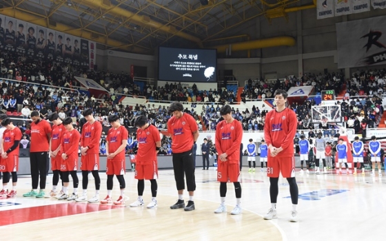 2024 KBL 농구영신 경기를 앞두고 제주항공 여객기 추락사고 희생자에 대한 묵념이 진행되고 있다. /사진=KBL 제공 