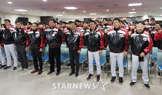 2025 LG 트윈스 선수단 신년인사회가 8일 서울 잠실야구장에서 열렸다. 염경엽 감독을 비롯한 선수단이 파이팅을 외치고 있다. /사진=김진경 대기자