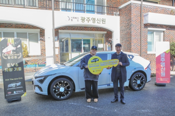  김선빈(왼쪽)의 EV6 차량 전달 모습. /사진=KIA 타이거즈 제공