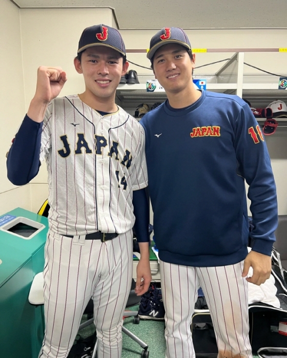 사사키(왼쪽)와 오타니가 2023년 3월 WBC 우승 후 기념촬영을 하고 있다. /사진=사사키 로키 공식 SNS 갈무리