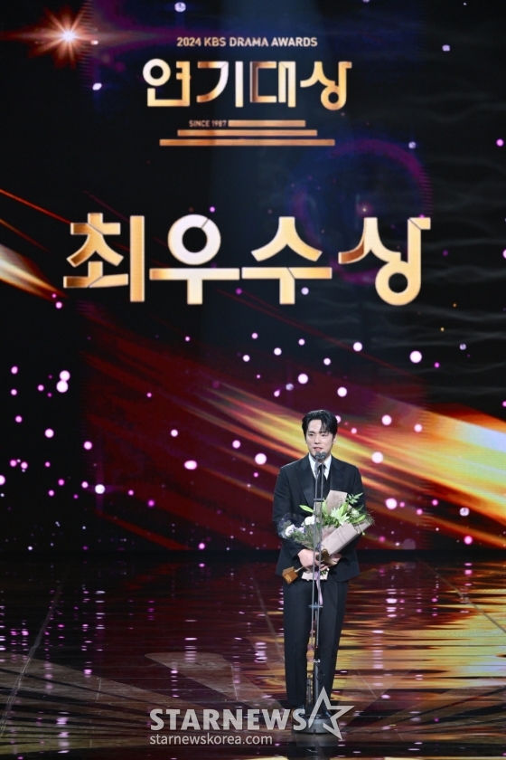 배우 김정현이 11일 오후 KBS 2TV에서 방송된 '2024 KBS 연기대상'에서 최우수상을 수상한 뒤 소감을 말하고 있다.  '2024 KBS 연기대상'은 지난달 31일 서울 영등포구 여의도 KBS홀에서 MC 장성규, 소녀시대 서현, 문상민의 진행 아래 시상식이 꾸며졌다. 작년 12월 29일 무안공항 제주항공 여객기 참사 여파로 국가 애도 기간이 선포됨에 따라 추모 물결에 동참, 예정된 생중계를 취소하고 방송을 한 해 미뤘다. / 사진제공=KBS /사진=김창현 chmt@