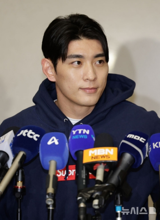 샌프란시스코 이정후가 13일 인천국제공항을 통해 미국으로 출국하기 전 인터뷰를 하고 있다. /사진=뉴시스 제공