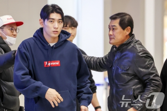 샌프란시스코 이정후(왼쪽에서 2번째)가 13일 인천국제공항을 통해 미국으로 출국하고 있다. /사진=뉴스1 제공