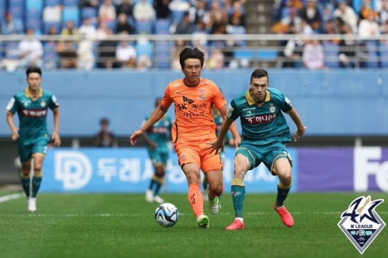 구자철(가운데). /사진=한국프로축구연맹 제공